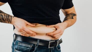 Barriga en hombres delgados: 6 posibles razones