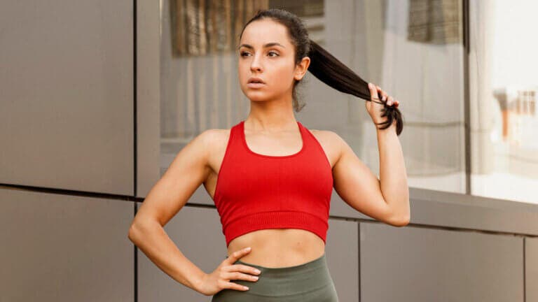El error al hacerte una coleta para entrenar que puede dañar la línea del cabello