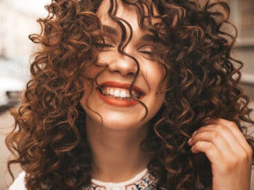 8 cortes de pelo rizado que favorecen a los rostros redondos