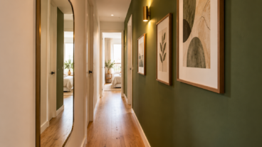 8 ideas para decorar un pasillo estrecho sin restarle espacio