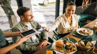 Hombres a los que les incomoda que paguen por ellos: 5 consejos para aceptar una invitación