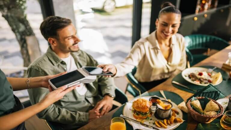 Hombres a los que les incomoda que paguen por ellos: 5 consejos para aceptar una invitación