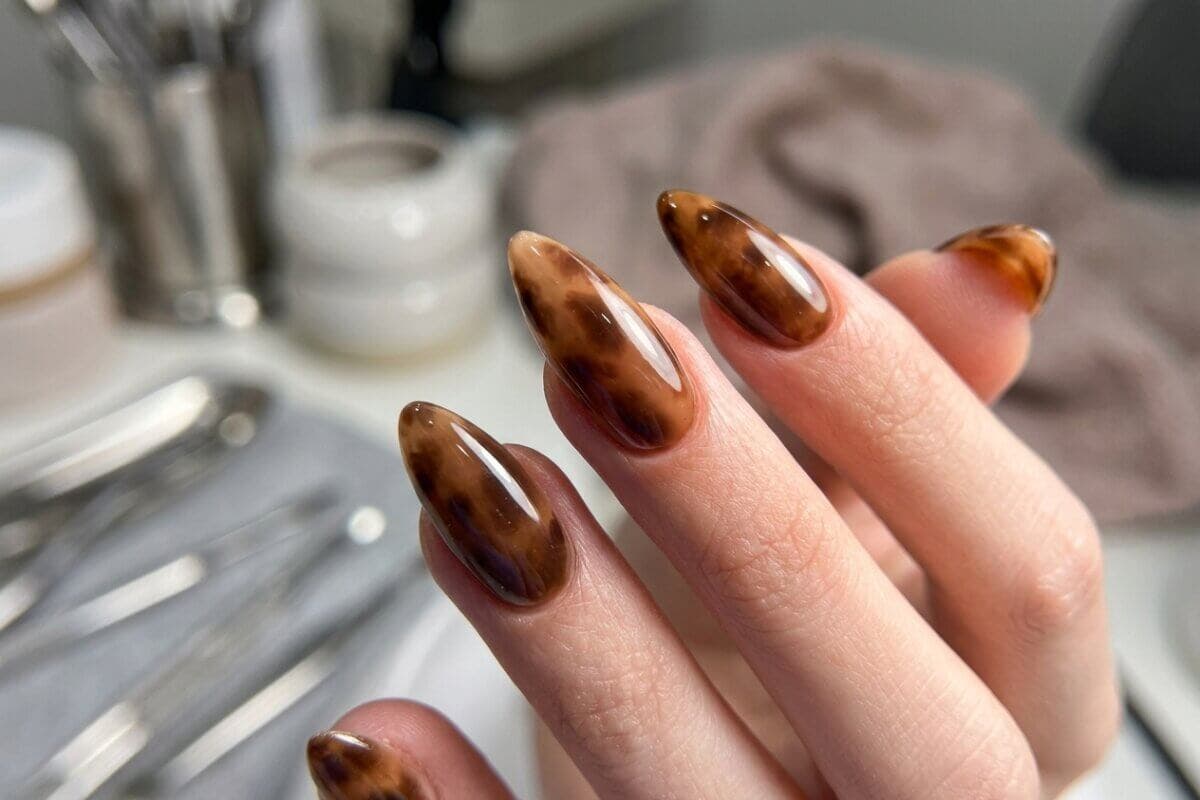 Manicura efecto té o café