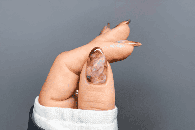 Manicura tea-stained: la tendencia de uñas cálidas con efecto vintage