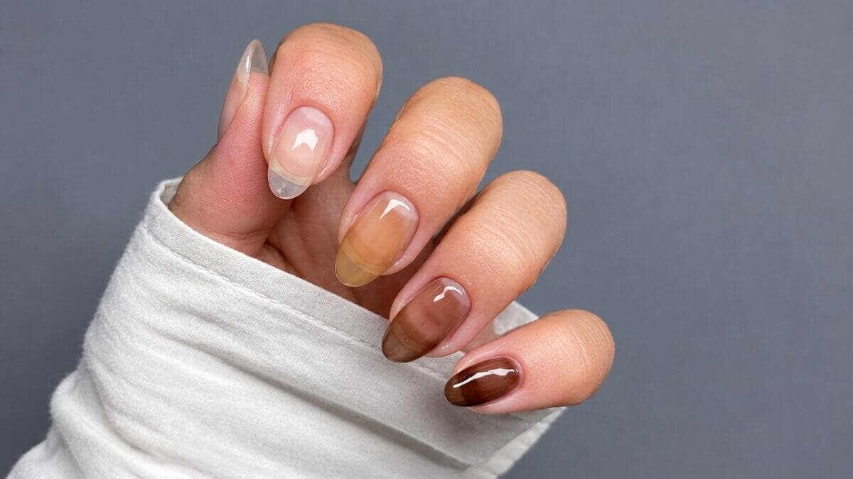 Manicura efecto té marrón
