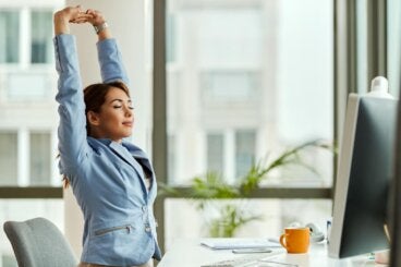7 movimientos para hacer una pausa activa sin dejar el escritorio