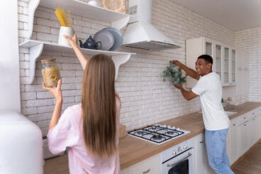 Luces LED y tiradores negros: 6 cambios para renovar tu cocina con poco dinero