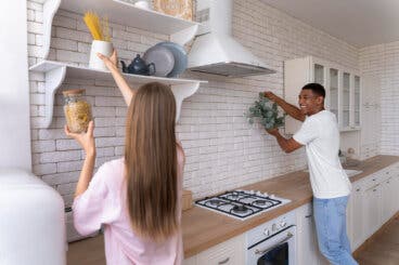 Luces LED y tiradores negros: 6 cambios para renovar tu cocina con poco dinero