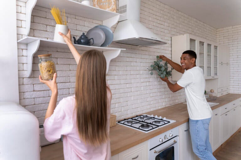 Luces LED y tiradores negros: 6 cambios para renovar tu cocina con poco dinero
