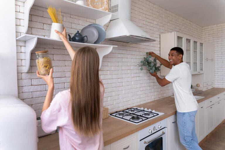 Luces LED y tiradores negros: 6 cambios para renovar tu cocina con poco dinero