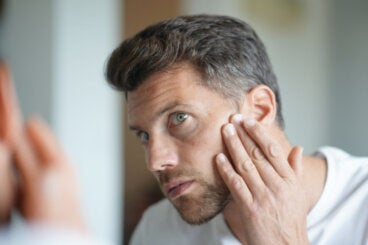 5 hábitos que pueden hacer que un hombre se vea más cansado de lo que está