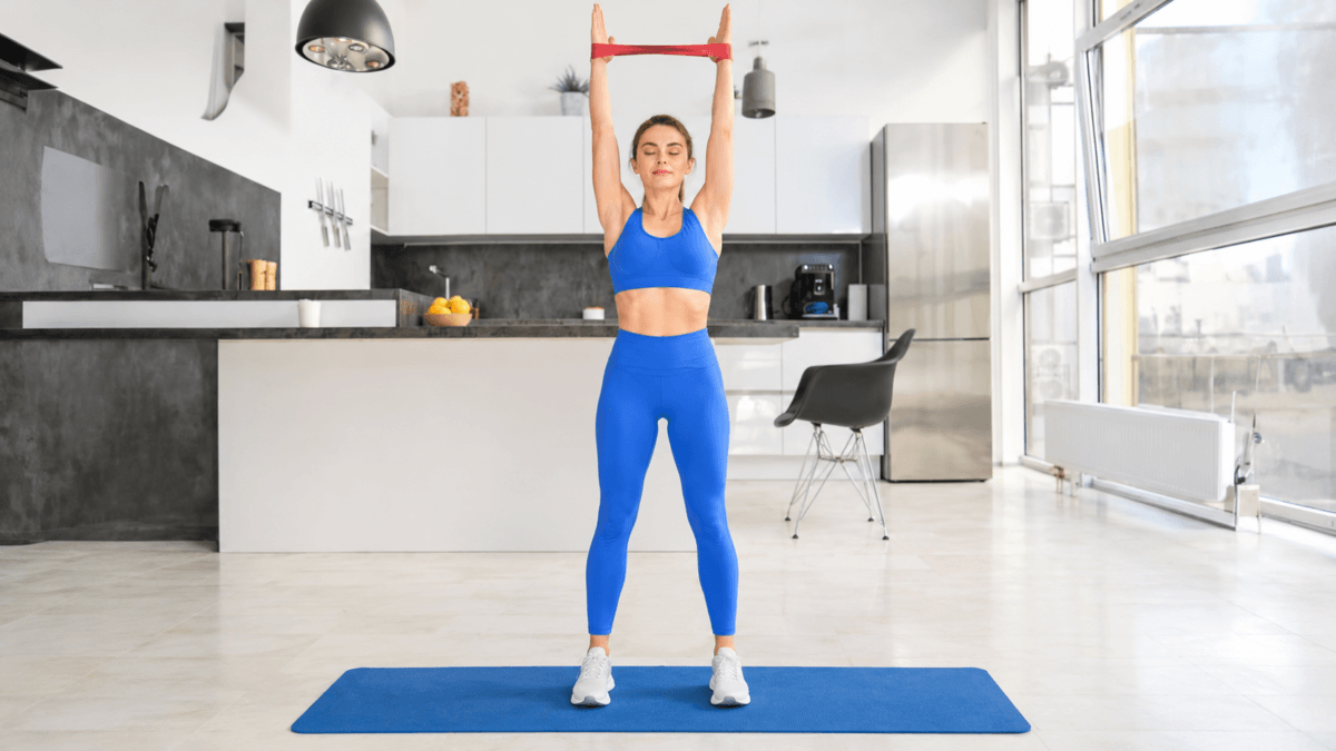 postura de yoga con brazos elevados