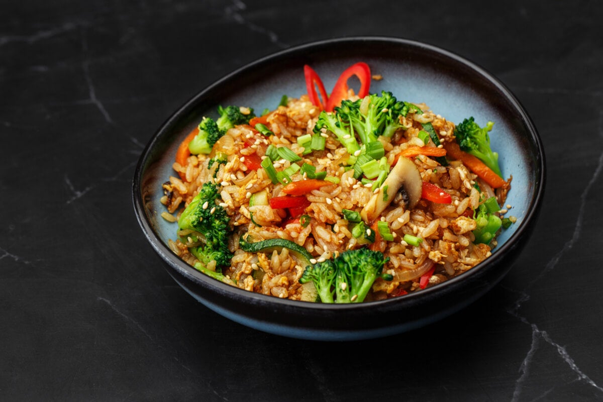 Salteado de arroz con brócoli y vegetales