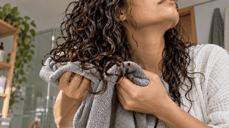 No rompas la costra antes de tiempo: el secreto para secar el cabello rizado y evitar el frizz