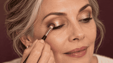 Si tienes la piel madura, así puedes usar sombras con brillo sin resaltar los pliegues del párpado
