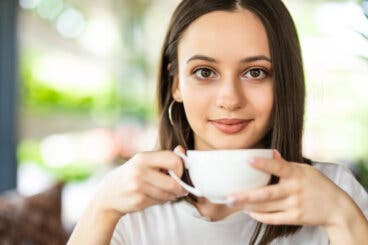 El truco de los 90 minutos: ¿por qué retrasar el primer café podría evitar el bajón de la tarde?