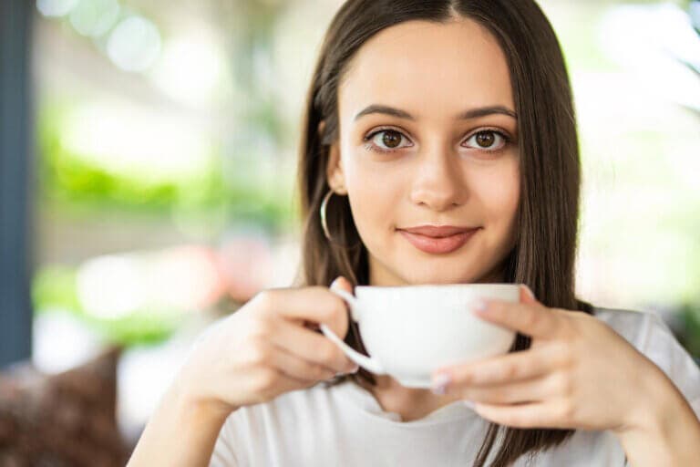 El truco de los 90 minutos: ¿por qué retrasar el primer café podría evitar el bajón de la tarde?